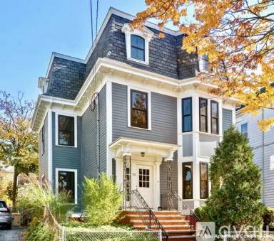 Main picture of 55 Putnam St