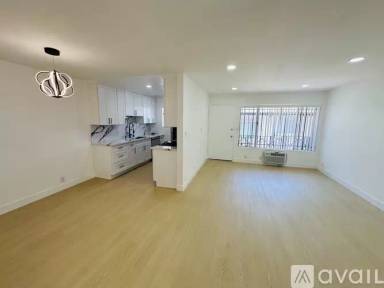 Main picture of 619 N Hayworth Ave