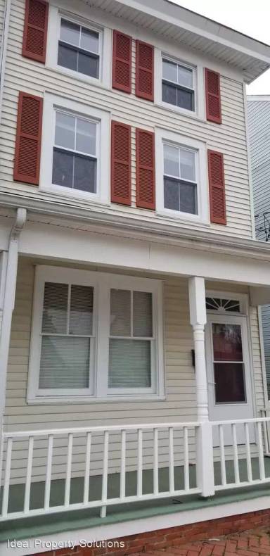 Main picture of 131 N Main St