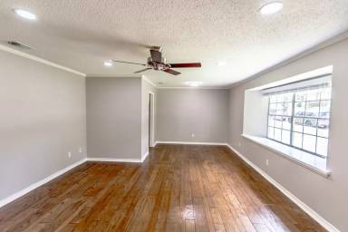 Main picture of 1825 Courtney Dr