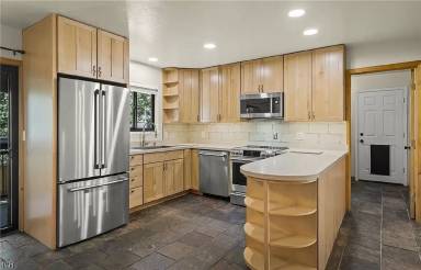 Main picture of 821 Oriole Way