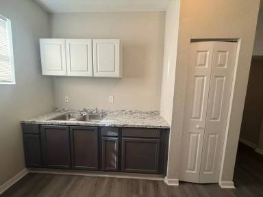 Main picture of 1128 Van Buren St