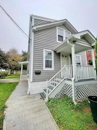 Main picture of 615 Hall St