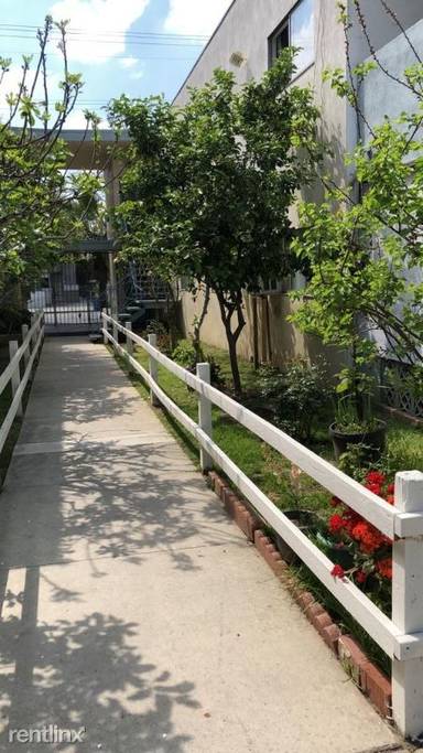 Main picture of 12349 Oxnard St