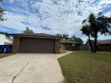 Main picture of 910 Oak Hill Rd