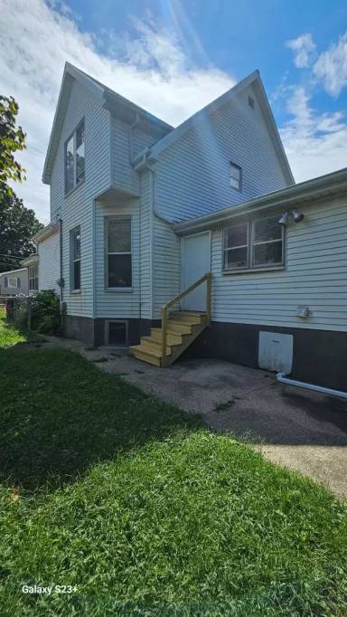 Main picture of 340 E Baker St
