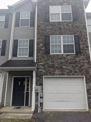 Main picture of 215 Crown Ct