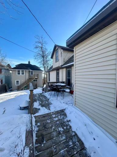 Main picture of 921 E 8th St