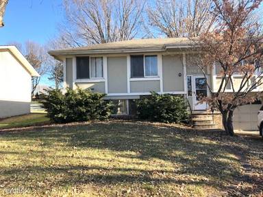 Main picture of 6811 S 145th St