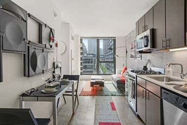 Main picture of 175 W Superior St