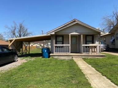 Main picture of 824 E 2nd St