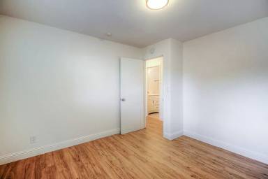 Main picture of 801 W 9th St