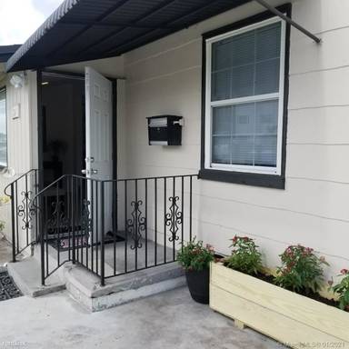 Main picture of 2411 Johnson St