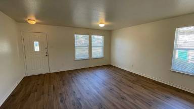 Main picture of 537 King St