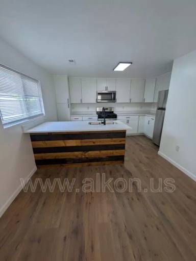 Main picture of 949 Perry Hwy
