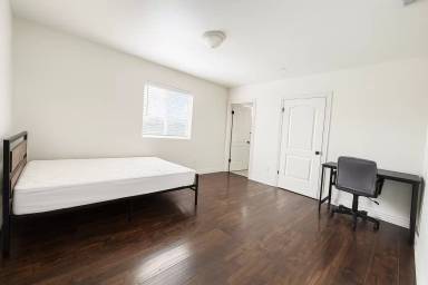 Main picture of 1251 W 35th St