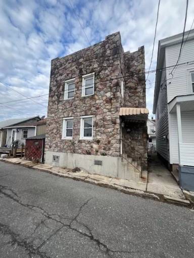 Main picture of 34 E Ridge St