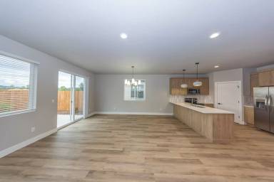 Main picture of 738 SE 34th St