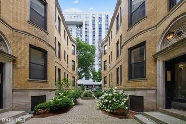 Main picture of 1218 N Dearborn St
