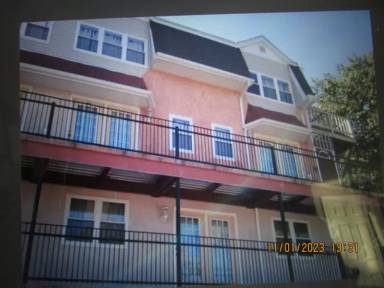 Main picture of 223 Clinton St