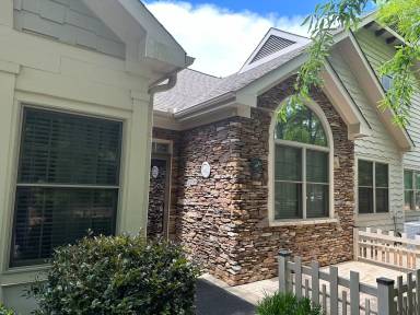 Main picture of 144 Edgewood Ct