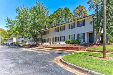 Main picture of 437 Creekview Ct