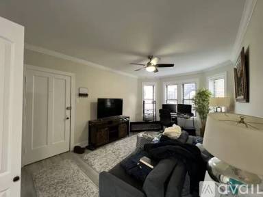 Main picture of 3839-45 N Greenview Ave