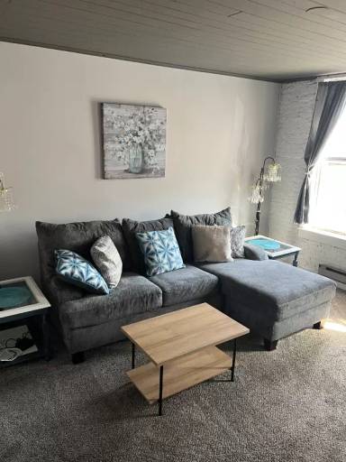 Main picture of 7 Lake St