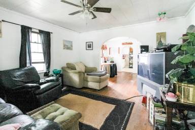Main picture of 2109 N Rosewood Ave