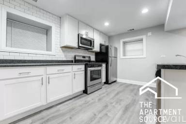 Main picture of 908 W Montrose Ave