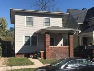 Main picture of 904 1/2 Iowa Ave