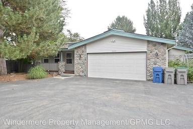 Main picture of 1820 E Victory Rd