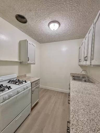 Main picture of 219 S Lillie Ave