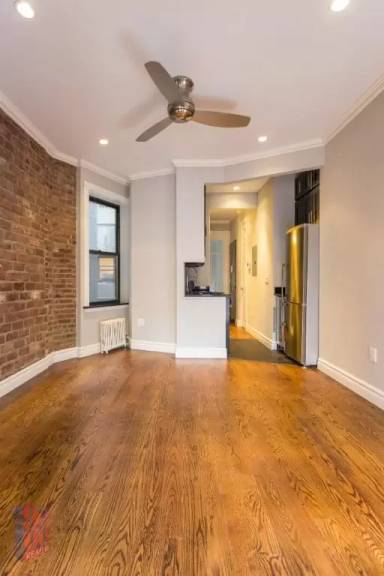 Main picture of 309 E 8th St