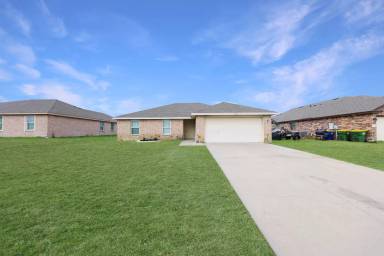 Main picture of 810 Leah Dr
