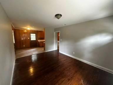 Main picture of 825 Woodlawn Dr