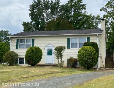 Main picture of 500 Camelot Dr