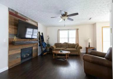 Main picture of 106 Hewes St