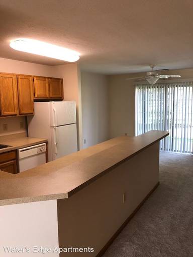 Main picture of Water's Edge Apartments