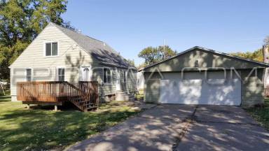 Main picture of 1028 33rd St NE