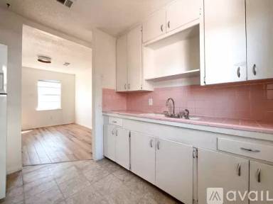 Main picture of 918 E 50th St