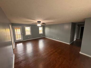 Main picture of 320 Jordan Ln SE