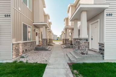 Main picture of 680 Saturn Ave