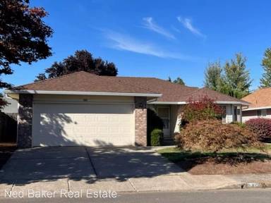 Main picture of 243 Ridgecrest Dr N