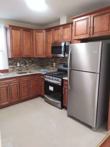 Main picture of 184 Zabriskie St