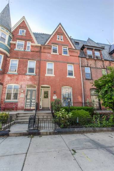 Main picture of 334 S 42nd St