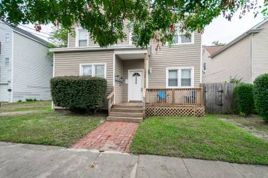 Main picture of 1526 W 40th St