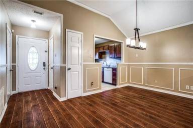 Main picture of 6817 Haltom Rd