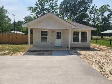 Main picture of 302 White Oak St