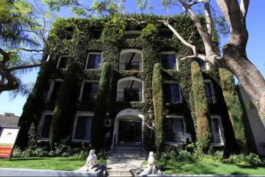 Main picture of 649 S Burnside Ave